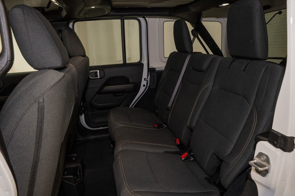 Used 2025 Jeep Wrangler Sahara image 8