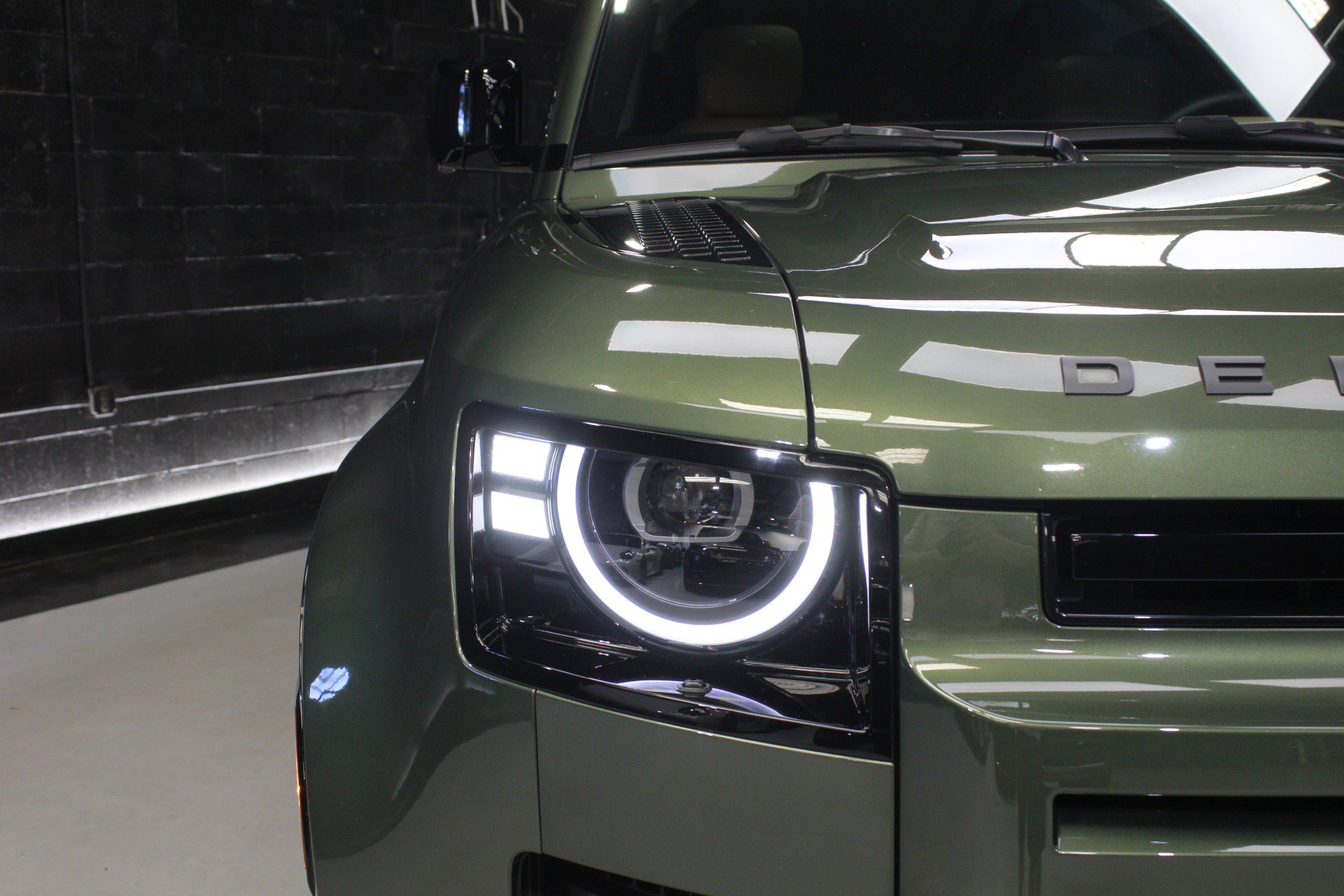 Used 2026 Land Rover Defender 110 X-Dynamic SE AWD/4WD image 9