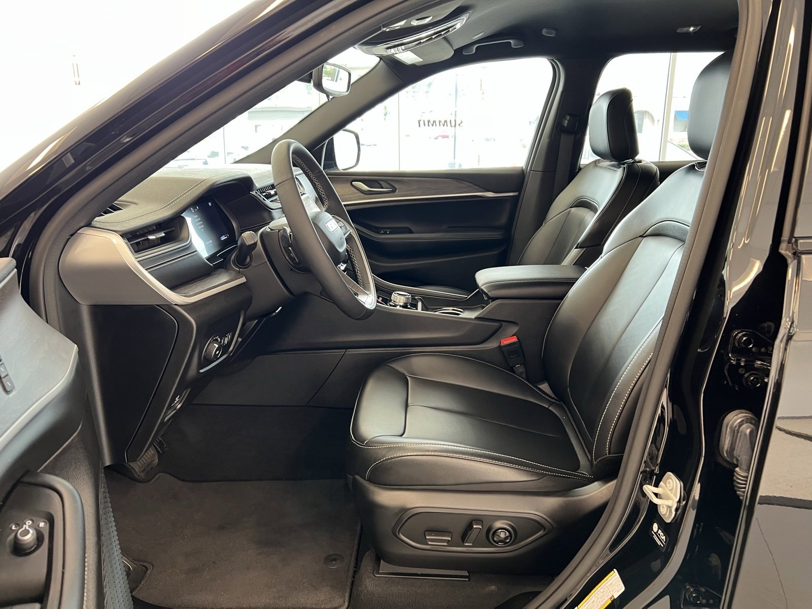 Used 2024 Jeep Grand Cherokee L Limited w/ Black Appearance Package image 31