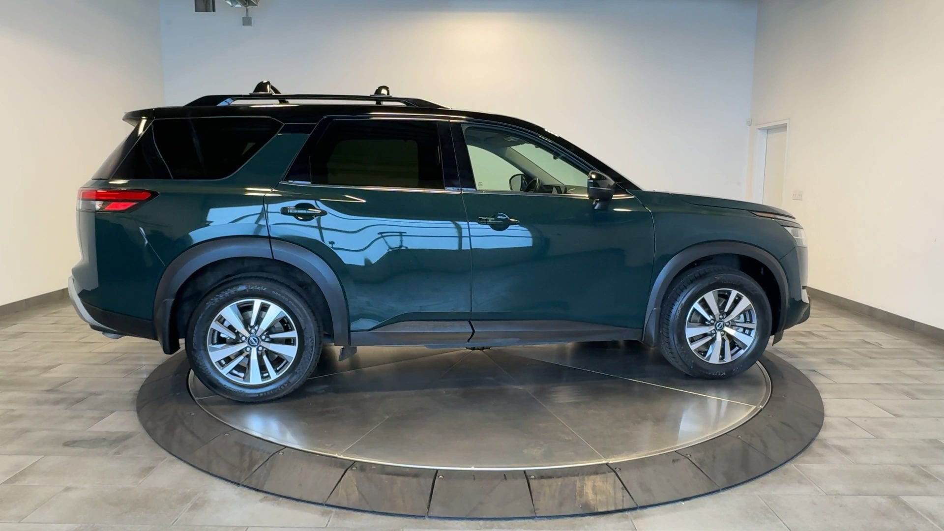 Used 2023 Nissan Pathfinder SL w/ Lighting Package (N92) AWD/4WD image 9