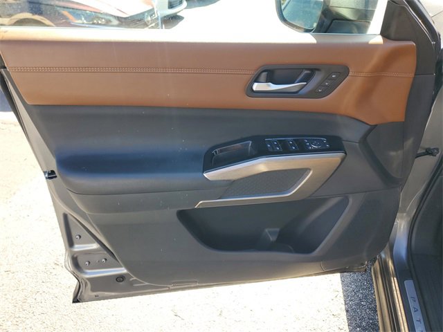 Used 2023 Nissan Pathfinder Platinum image 10