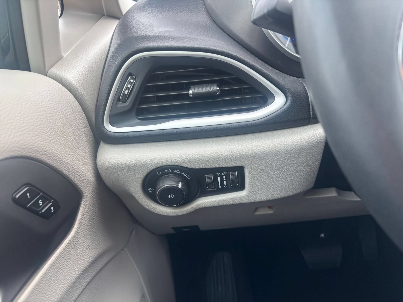 Used 2024 Chrysler Pacifica Touring-L FWD image 36