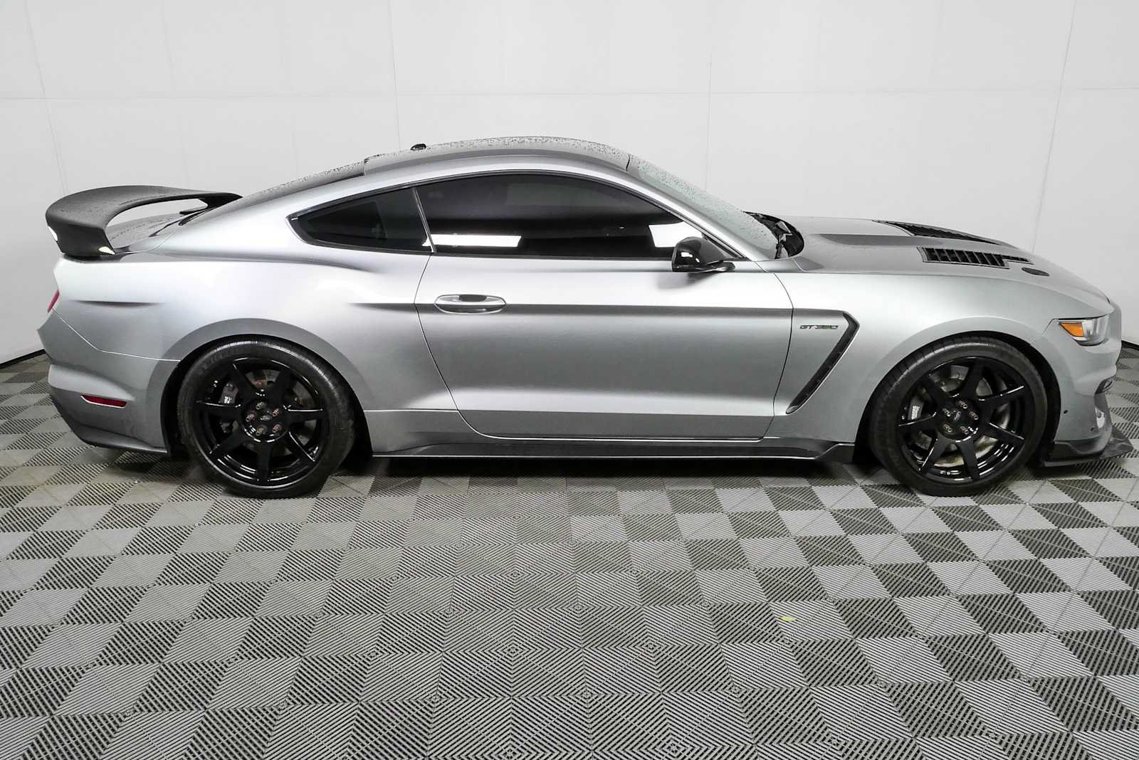 Used 2020 Ford Mustang Shelby GT350R w/ GT350R Equipment Group 920A RWD image 2