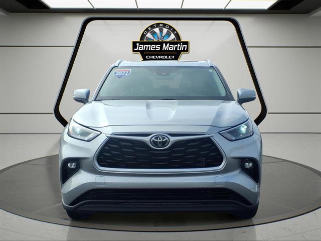Used 2022 Toyota Highlander XLE image 2