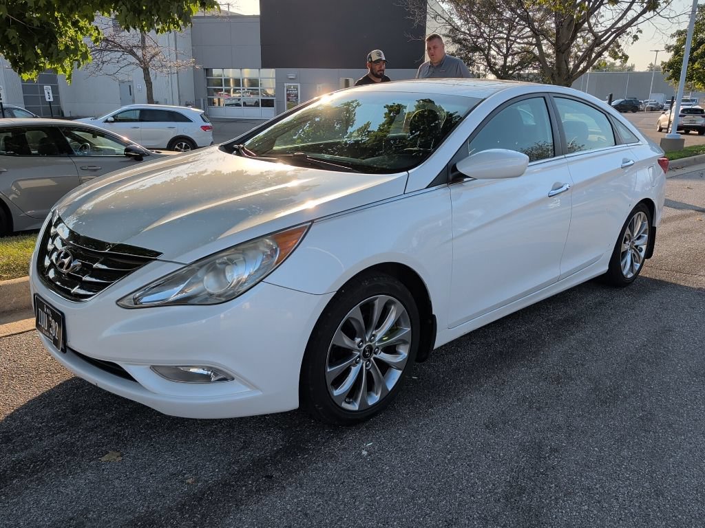 Used 2011 Hyundai Sonata SE w/ Navigation & Sunroof Pkg 4 FWD image 2