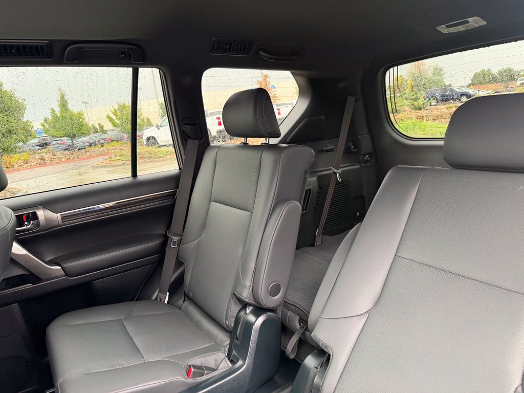 Used 2023 Lexus GX 460 Premium w/ Accessory Package AWD/4WD image 26