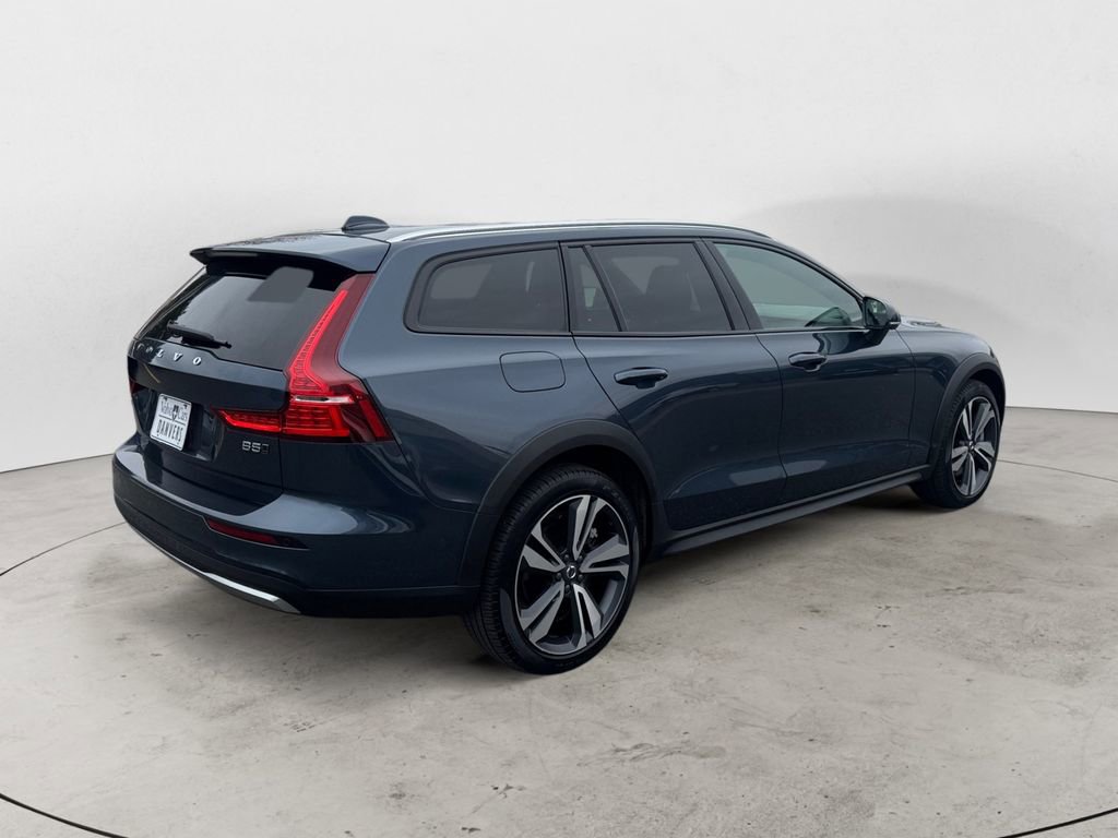 Used 2025 Volvo V60 B5 Cross Country Plus image 7