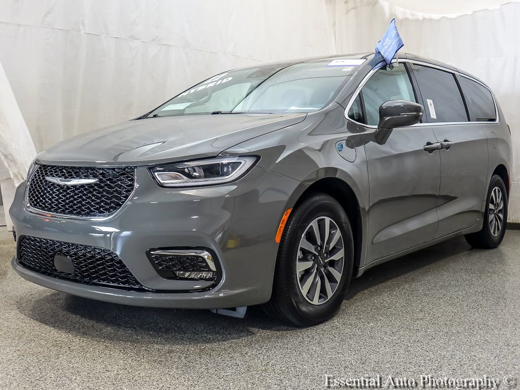 Used 2022 Chrysler Pacifica Touring-L FWD image 2