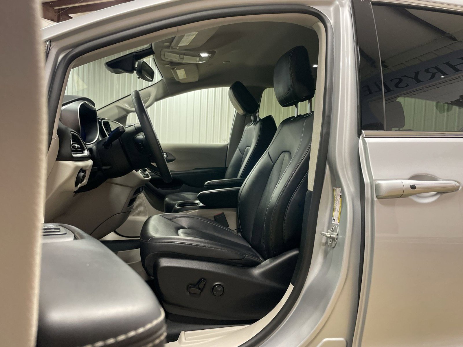 Used 2024 Chrysler Pacifica Touring-L image 15