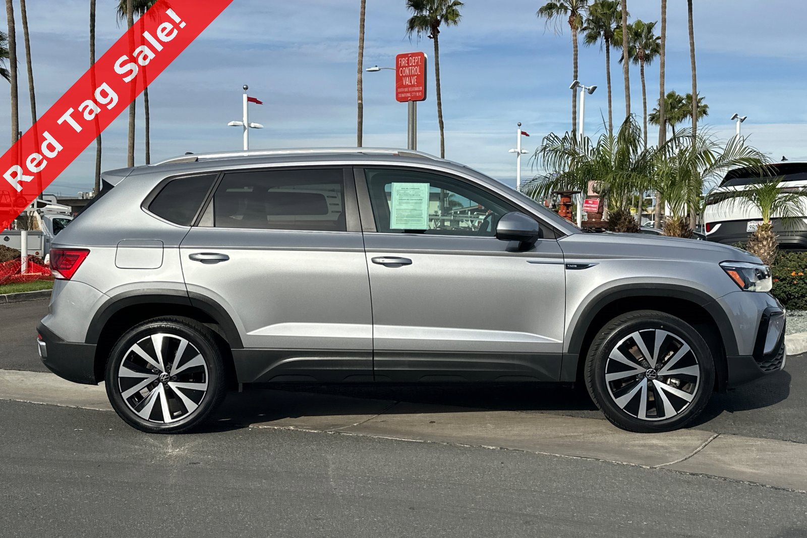 Certified 2022 Volkswagen Taos SE w/ Panoramic Sunroof Package image 4