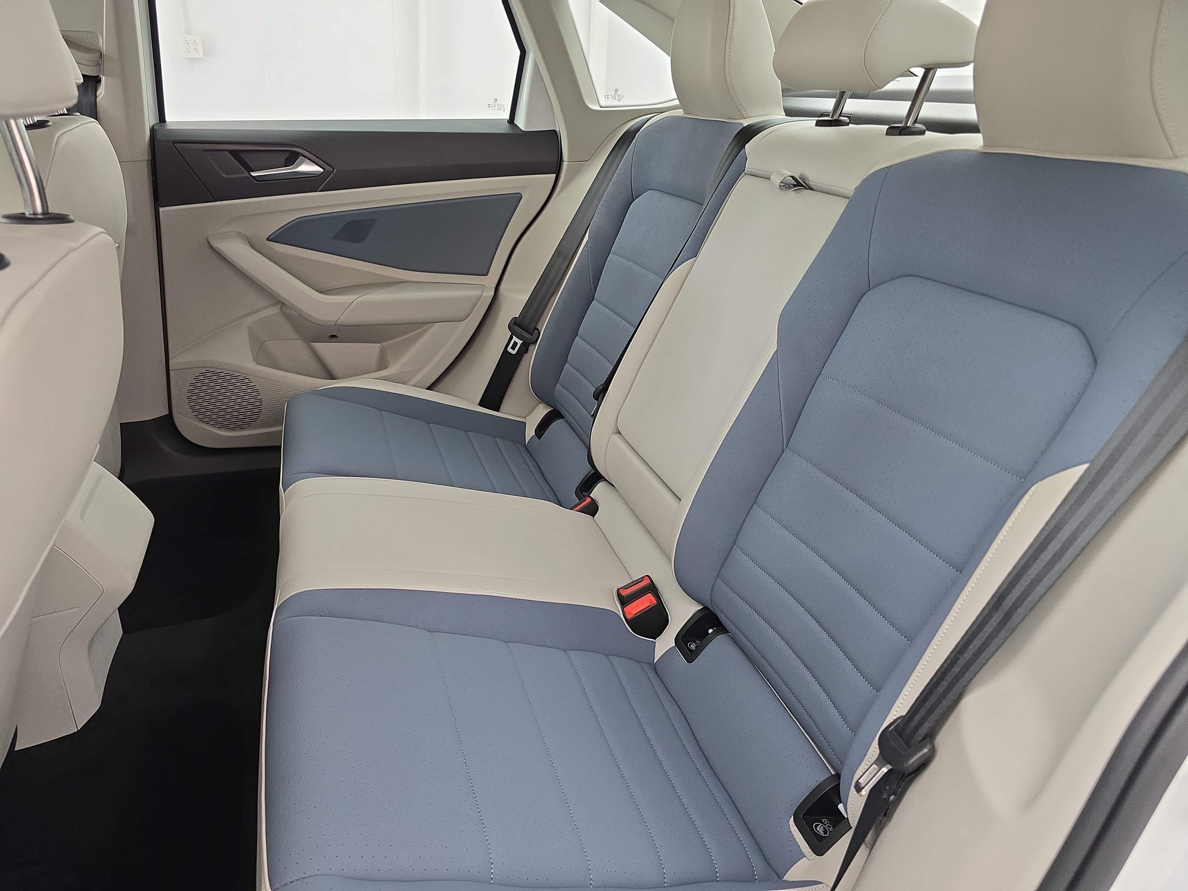 Certified 2025 Volkswagen Jetta SE w/ Sunroof Package FWD image 13