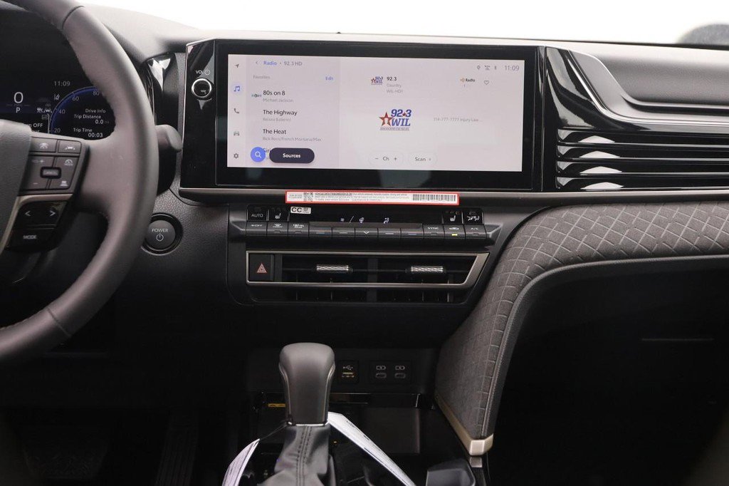Used 2026 Toyota Camry Hybrid AWD/4WD image 25