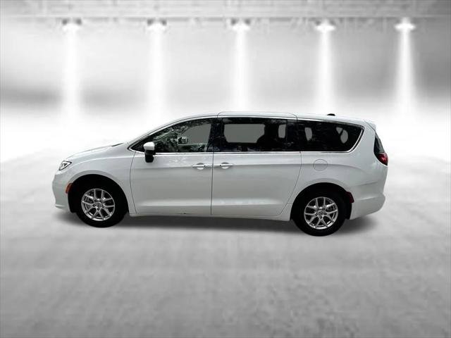 Certified 2023 Chrysler Pacifica Touring-L FWD image 4