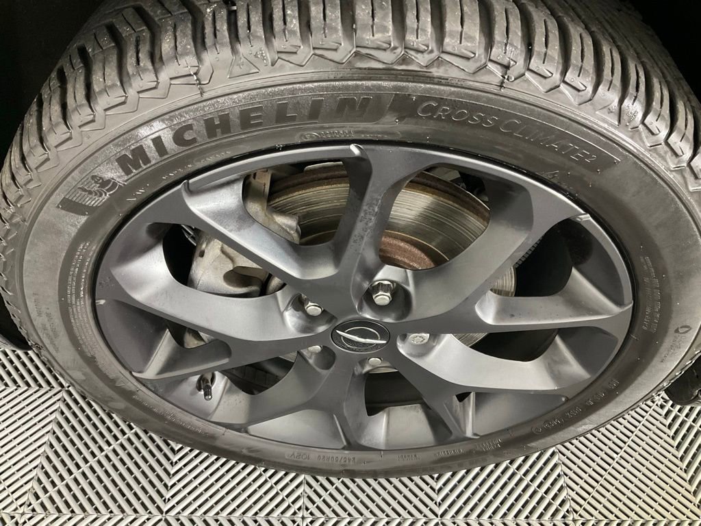 Used 2021 Chrysler Pacifica Limited w/ Uconnect Theater Family Group image 10