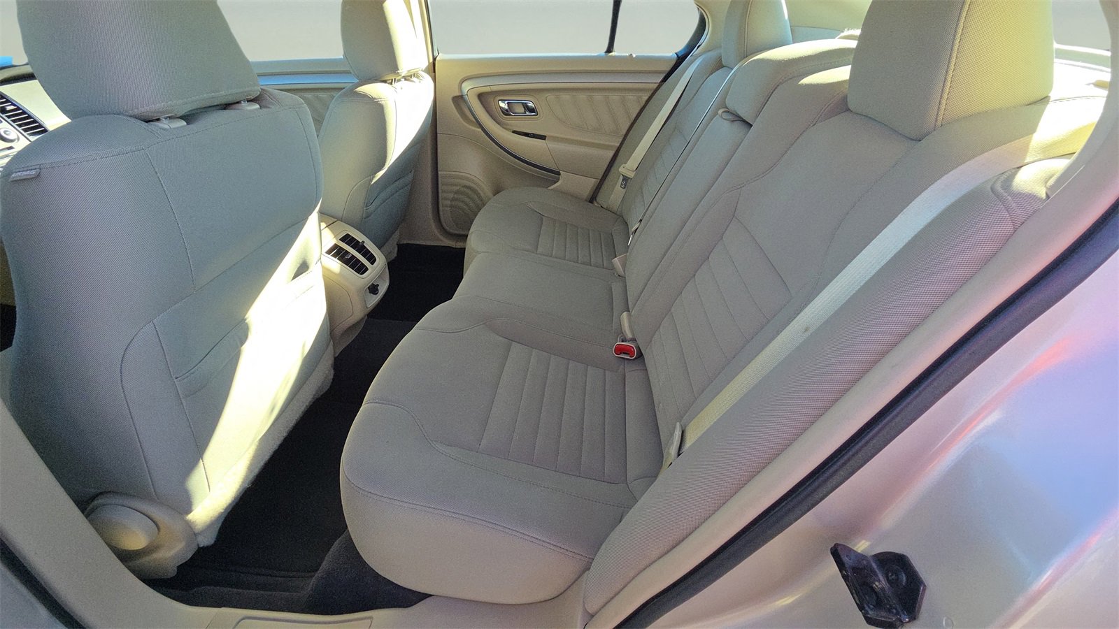 Used 2018 Ford Taurus SE image 18