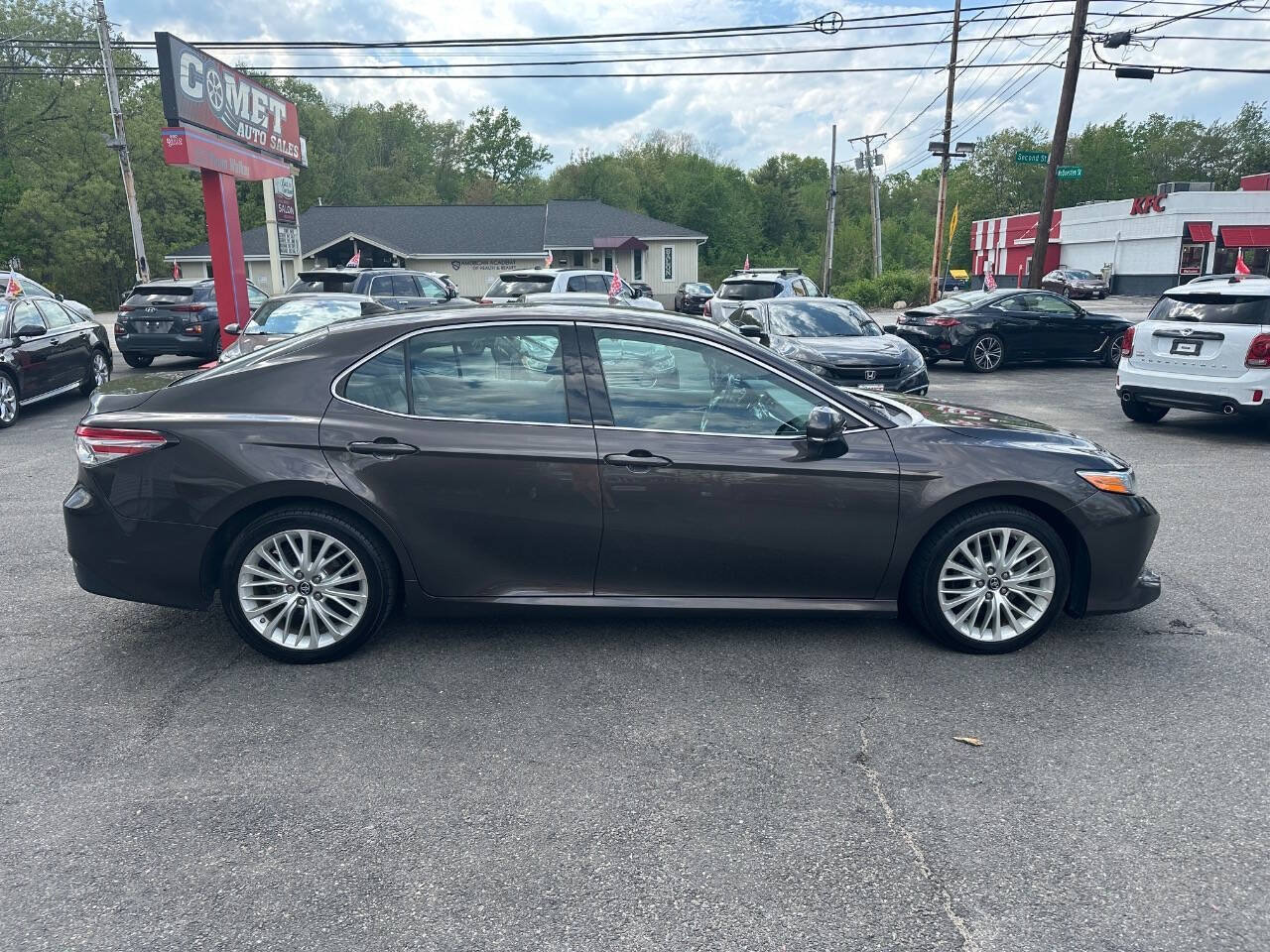 Used 2019 Toyota Camry XLE w/ Carpet Mat Package FWD image 3
