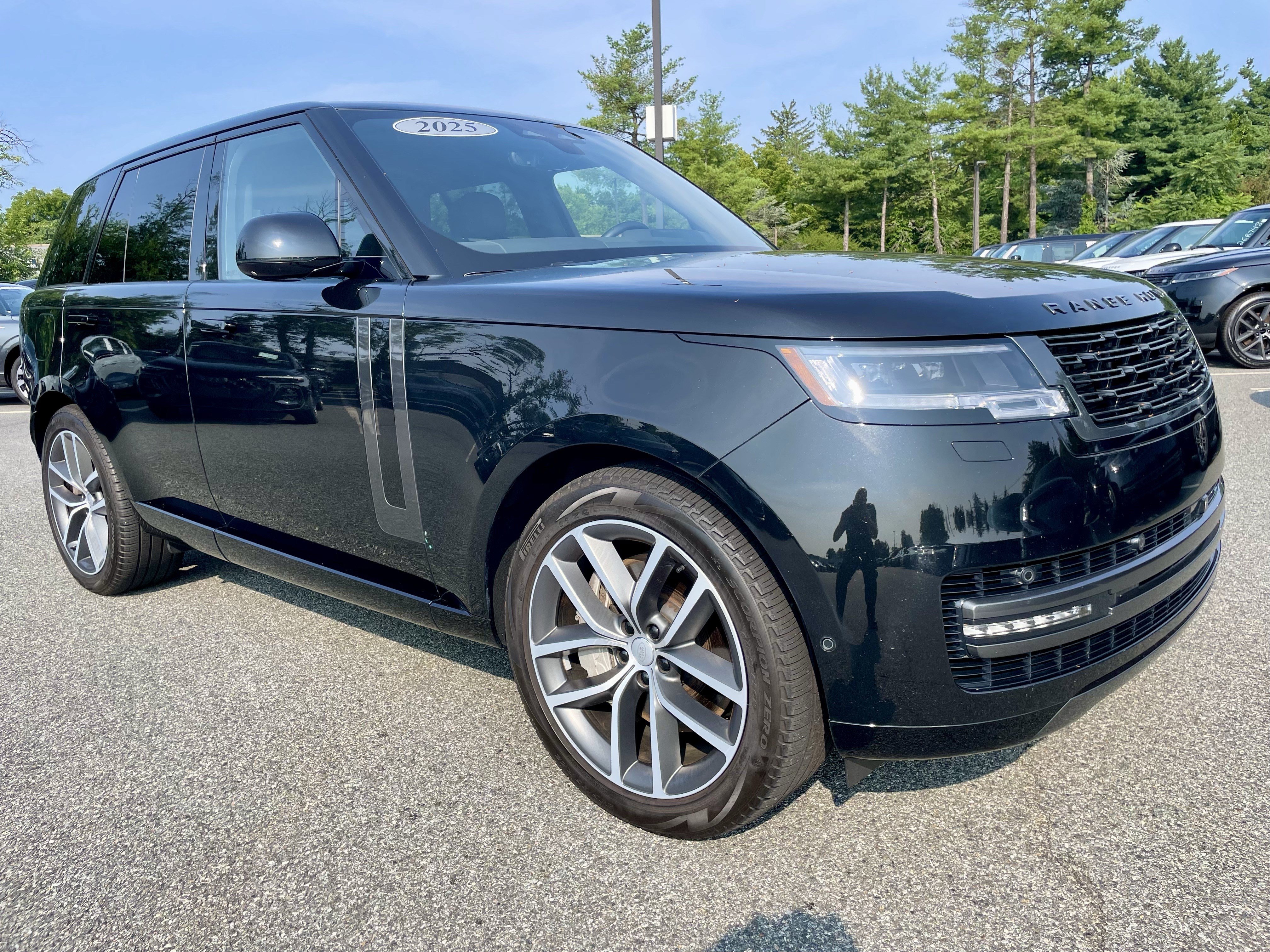 Used 2025 Land Rover Range Rover SE AWD/4WD image 3