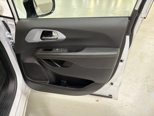 Used 2026 Chrysler Pacifica Limited FWD image 38