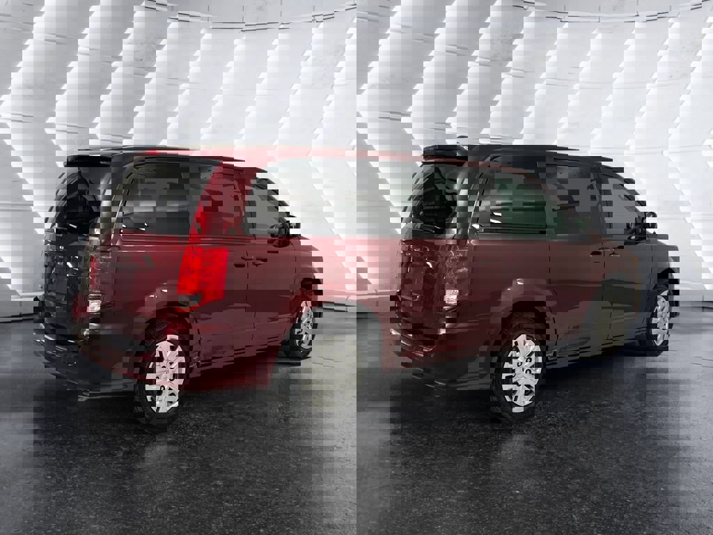 Used 2018 Dodge Grand Caravan SE w/ UConnect Hands-Free Group image 4