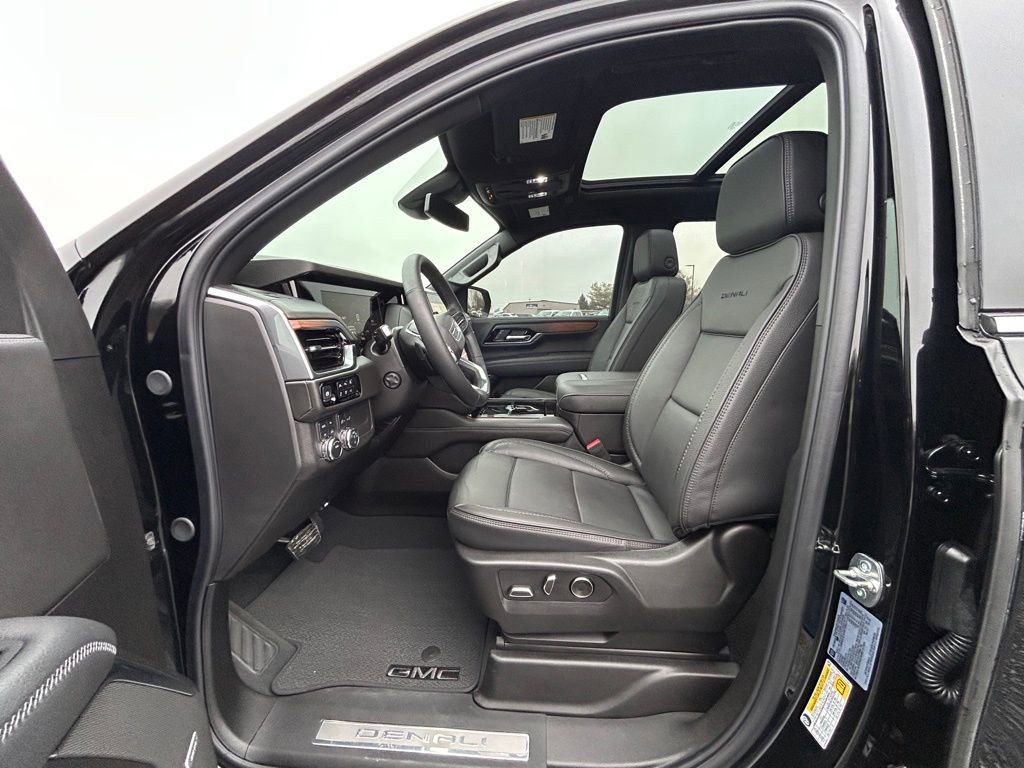 Used 2025 GMC Yukon Denali w/ Sun & Power Step Package image 2