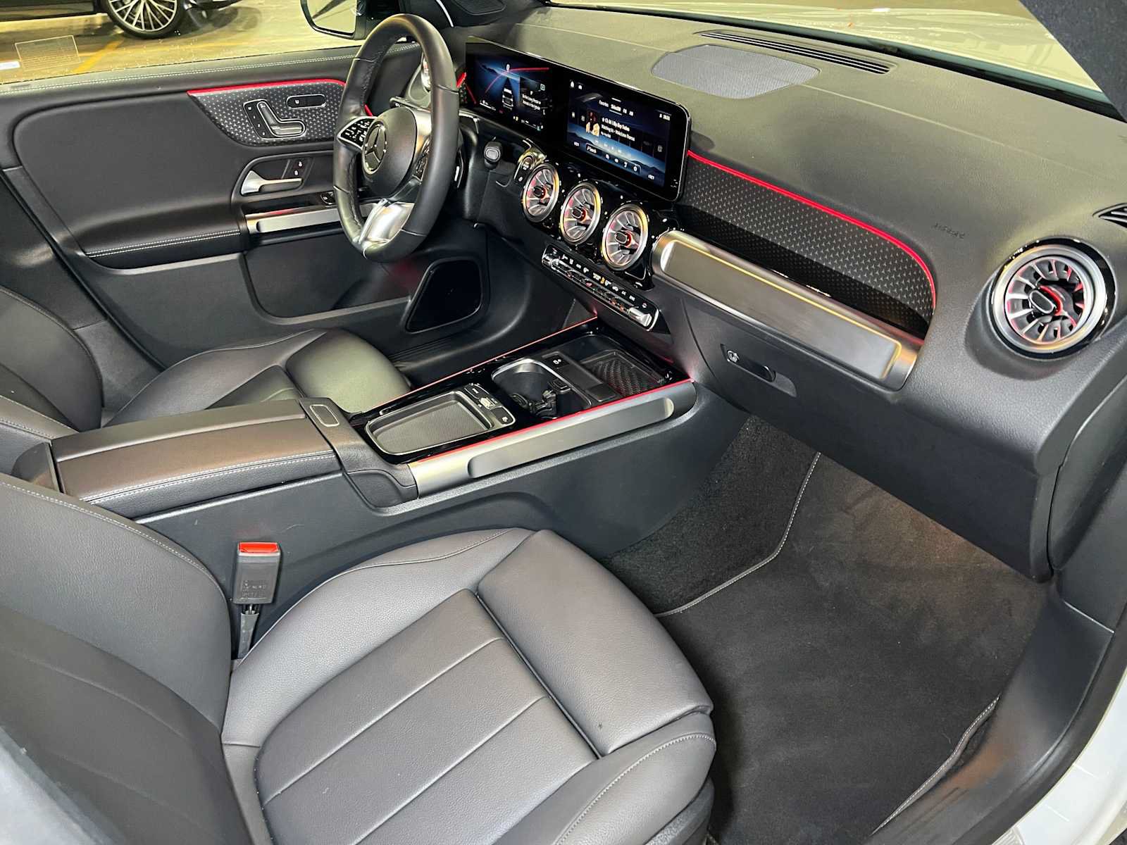 Used 2026 Mercedes-Benz GLB 250 4MATIC image 11