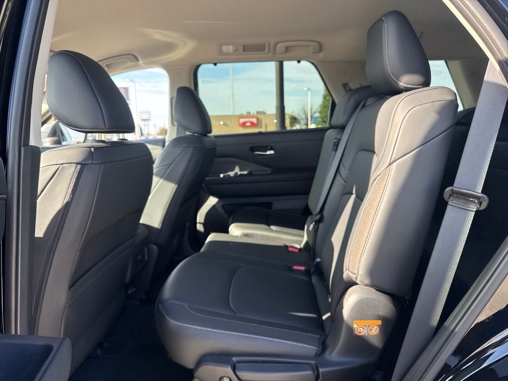 Used 2025 Nissan Pathfinder SL FWD image 14