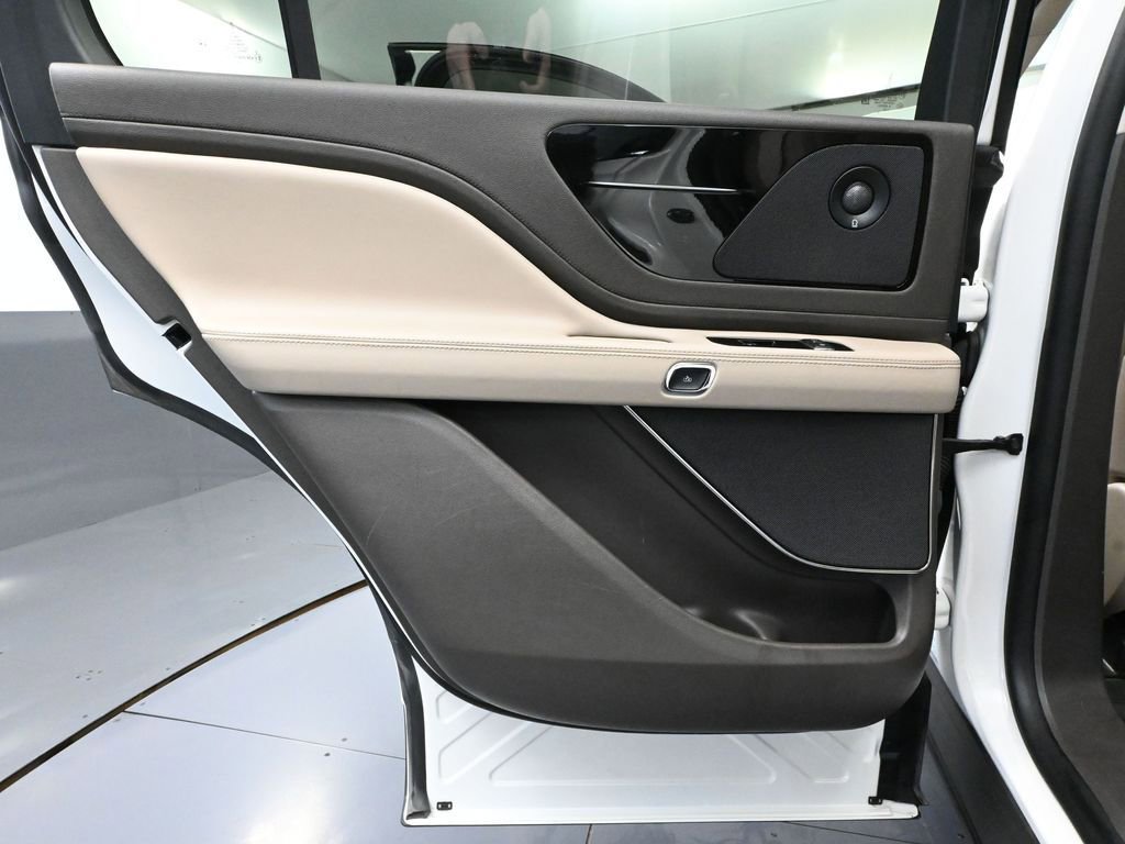 Used 2023 Lincoln Aviator Reserve image 39