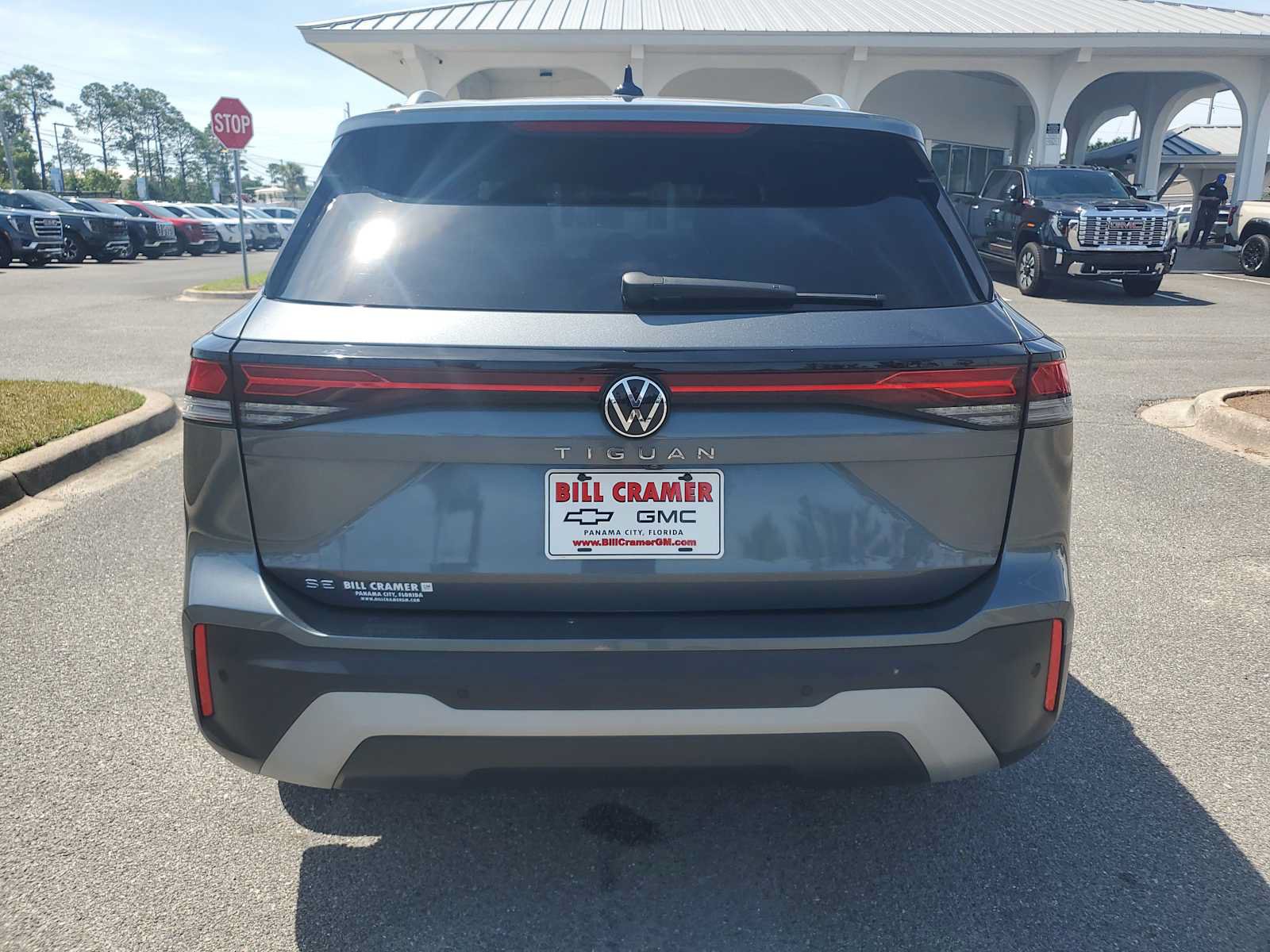 Used 2025 Volkswagen Tiguan SE FWD image 4