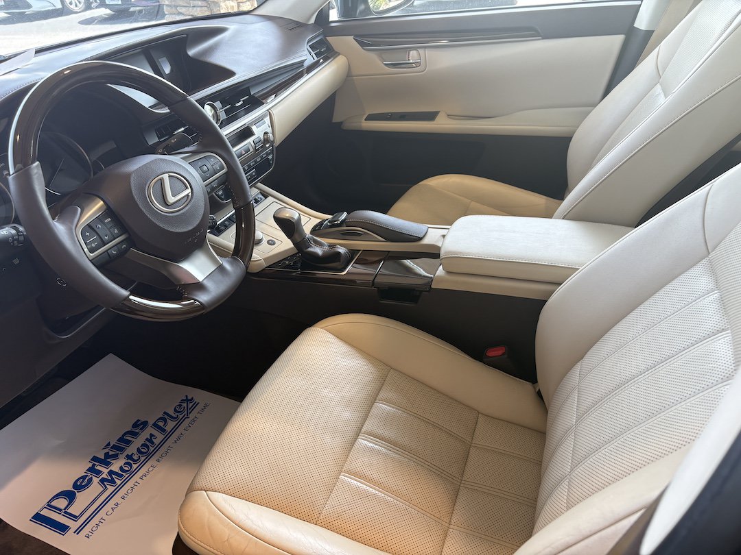 Used 2016 Lexus ES 350 w/ Luxury Package w/Wood Trim FWD image 2
