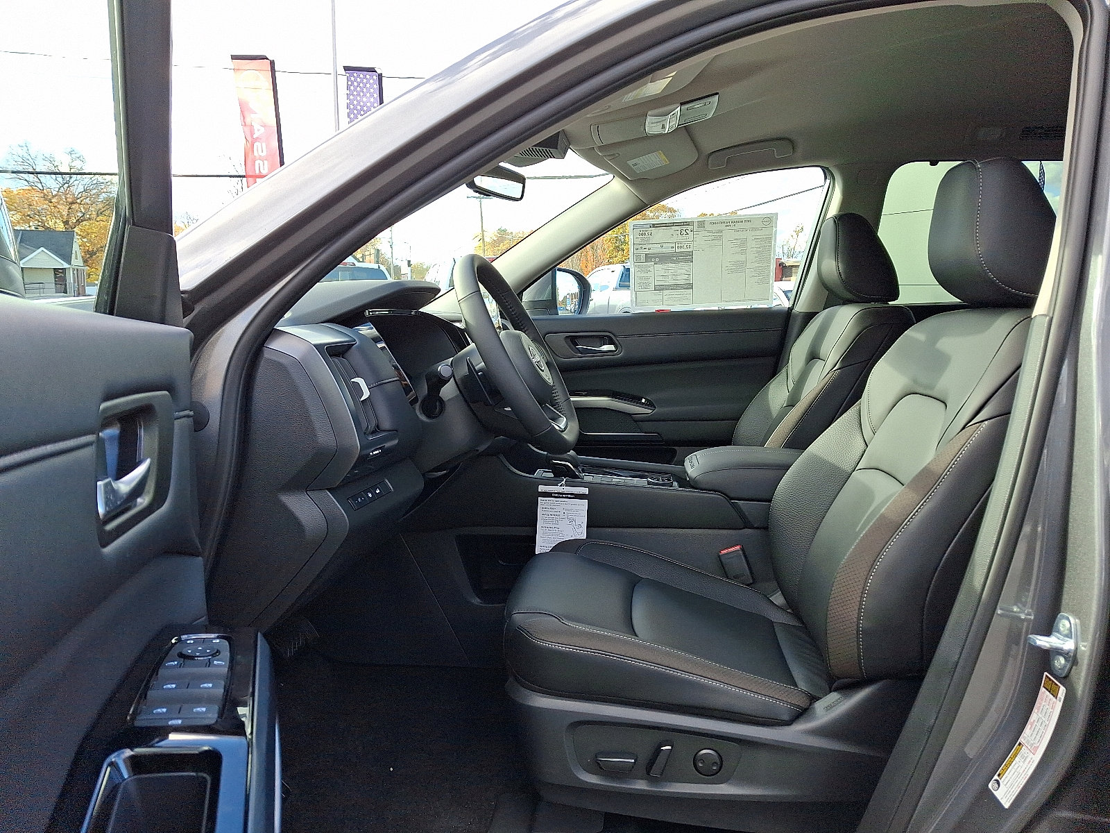 New 2025 Nissan Pathfinder SL image 9