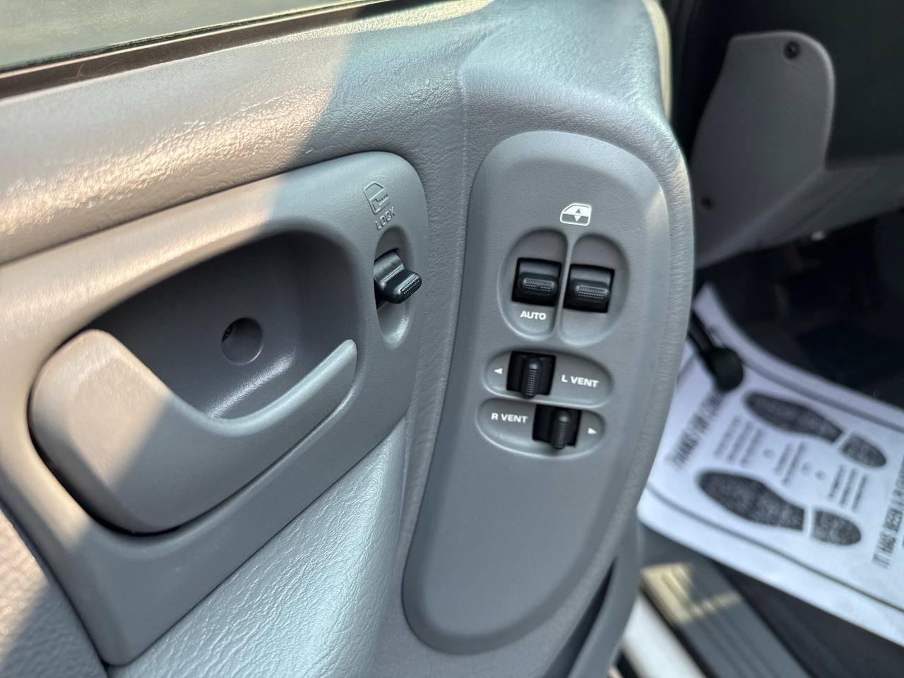 Used 2005 Chrysler Town & Country Touring FWD image 9