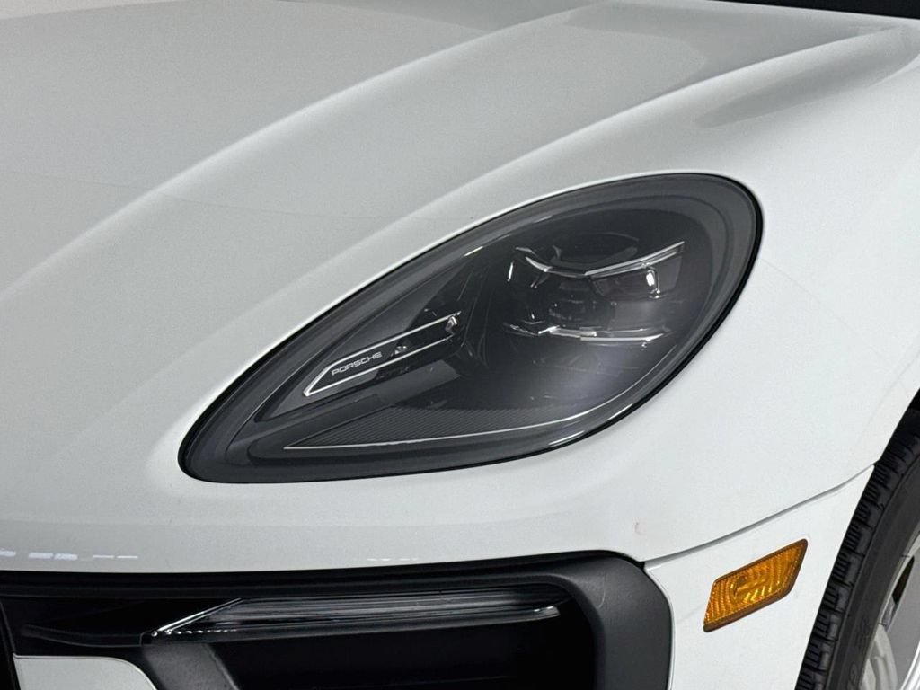 Certified 2024 Porsche Macan AWD/4WD image 28