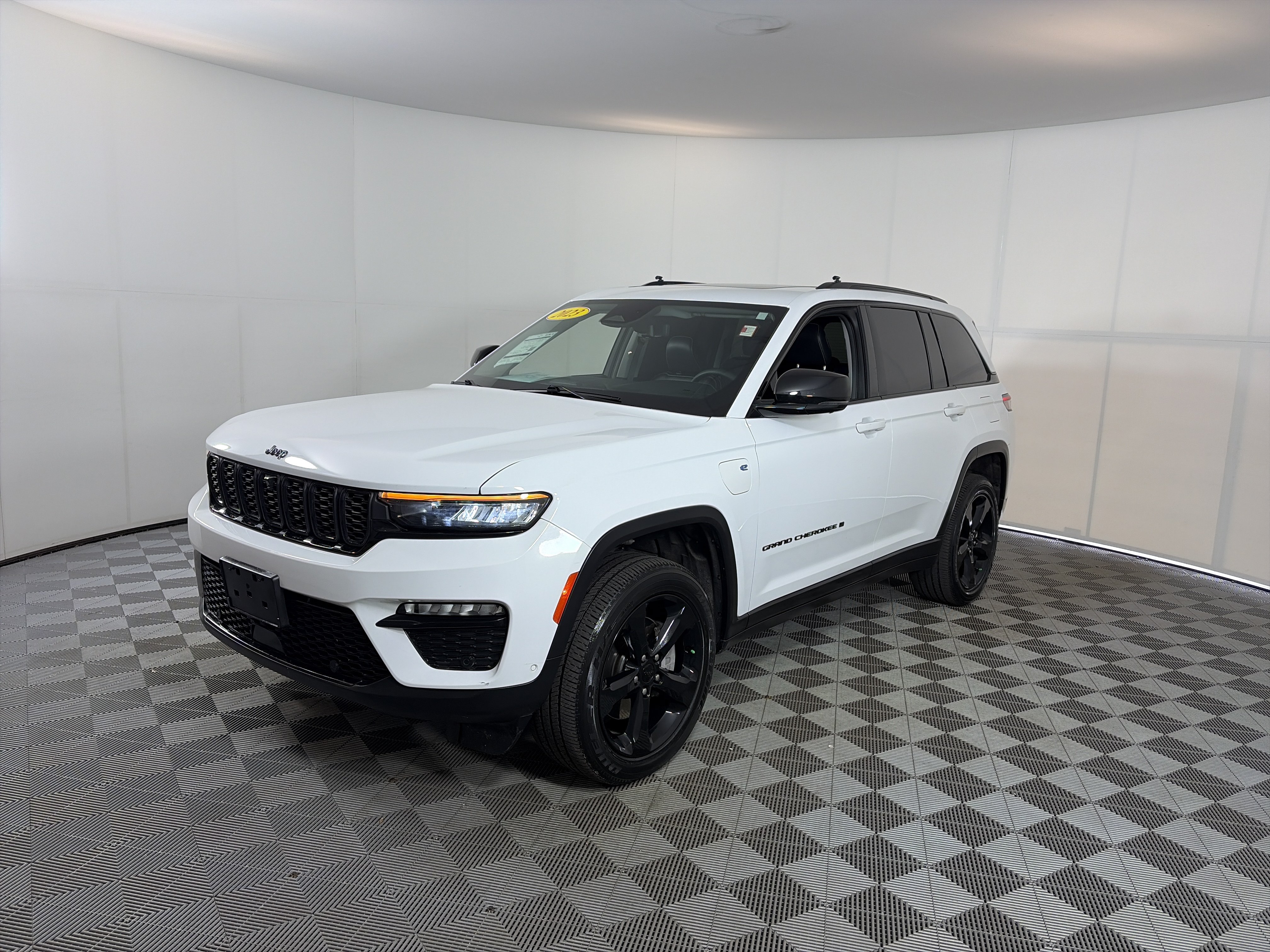Used 2023 Jeep Grand Cherokee 4WD 4xe w/ Luxury Tech Group II image 2