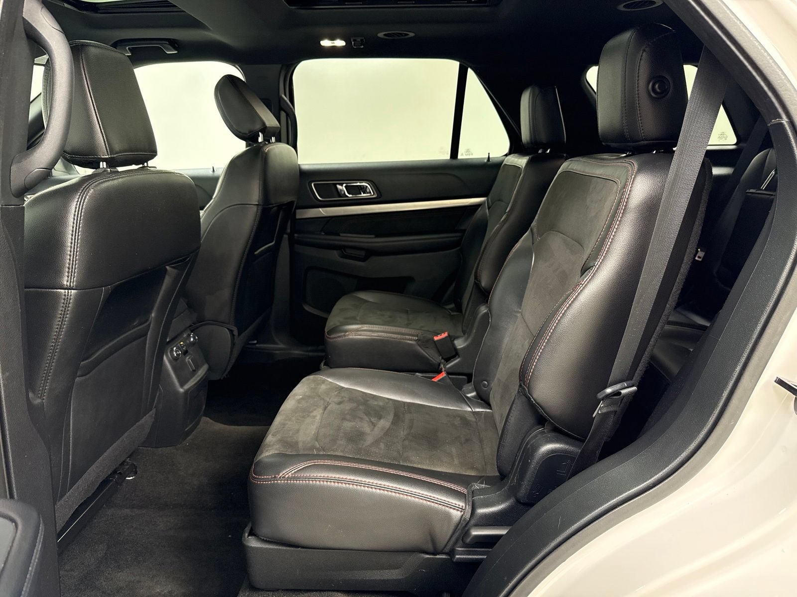 Used 2018 Ford Explorer XLT w/ Equipment Group 202A FWD image 20