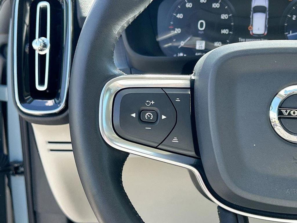 Used 2019 Volvo XC40 T5 Momentum image 32