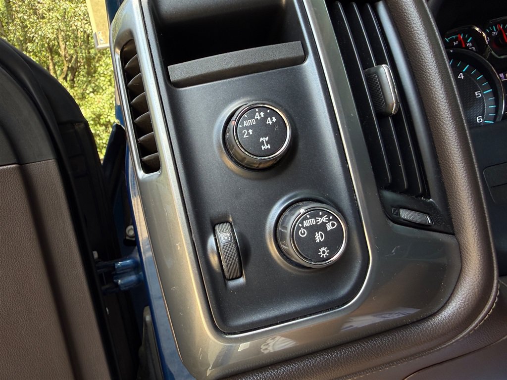 Used 2015 Chevrolet Silverado 1500 LTZ Z71 w/ LTZ Plus Package AWD/4WD image 46