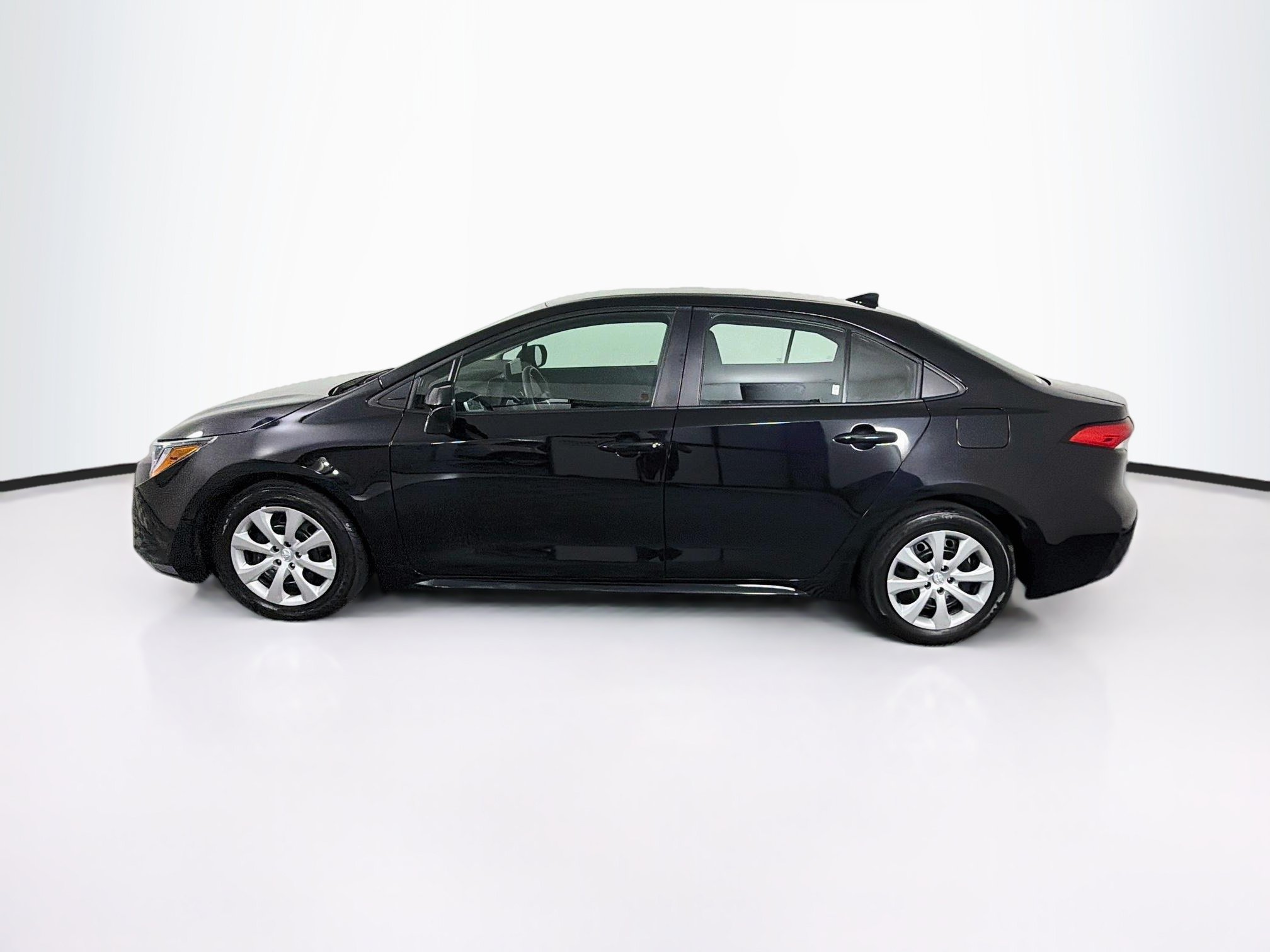 Used 2025 Toyota Corolla LE FWD image 4