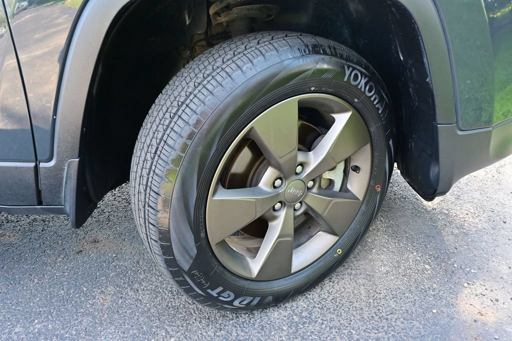 Used 2016 Jeep Cherokee 75th Anniversary AWD/4WD image 27