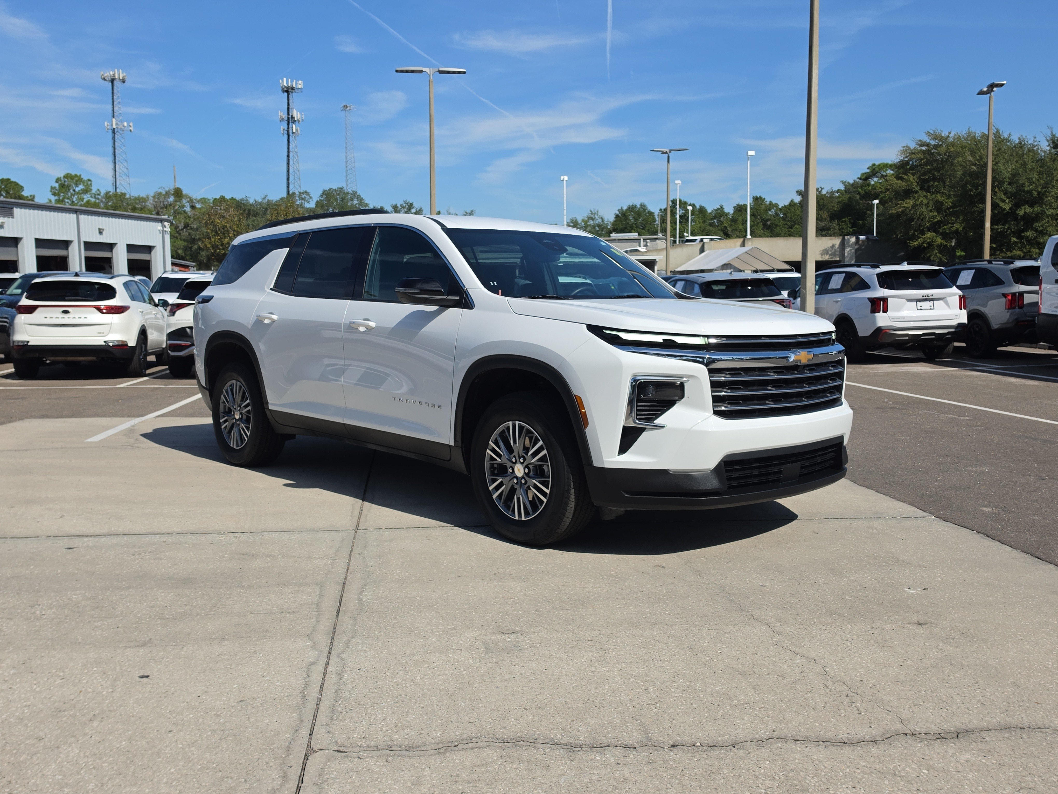 Used 2025 Chevrolet Traverse LT FWD image 2