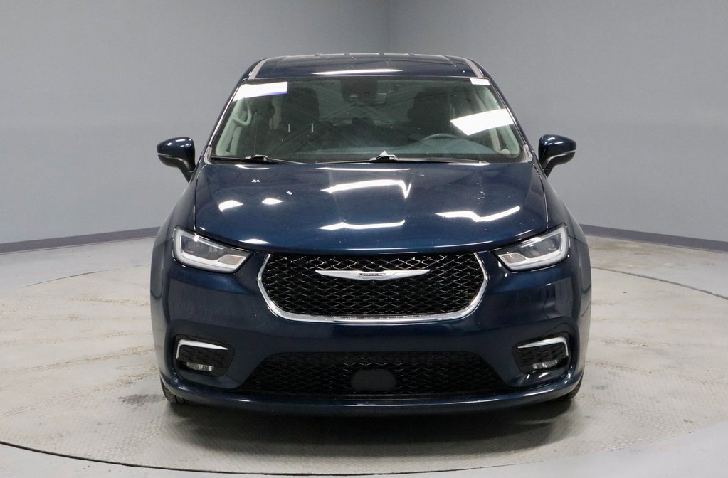 Used 2023 Chrysler Pacifica Touring-L image 9