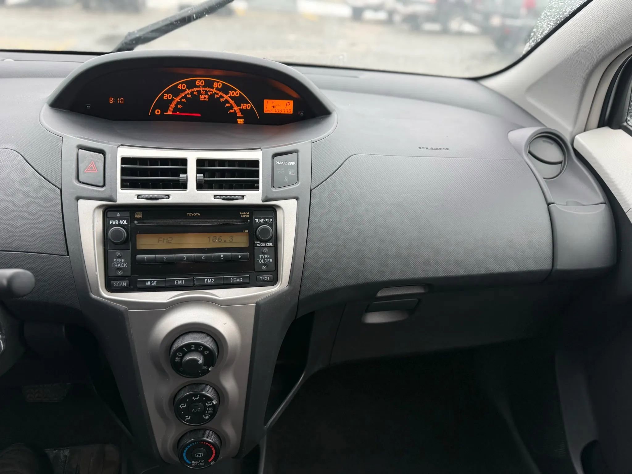 Used 2010 Toyota Yaris 4-Door Hatchback image 27