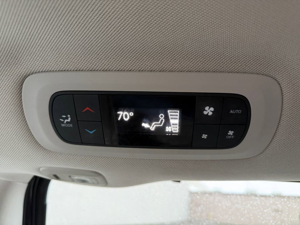 Used 2020 Chrysler Pacifica Limited image 31