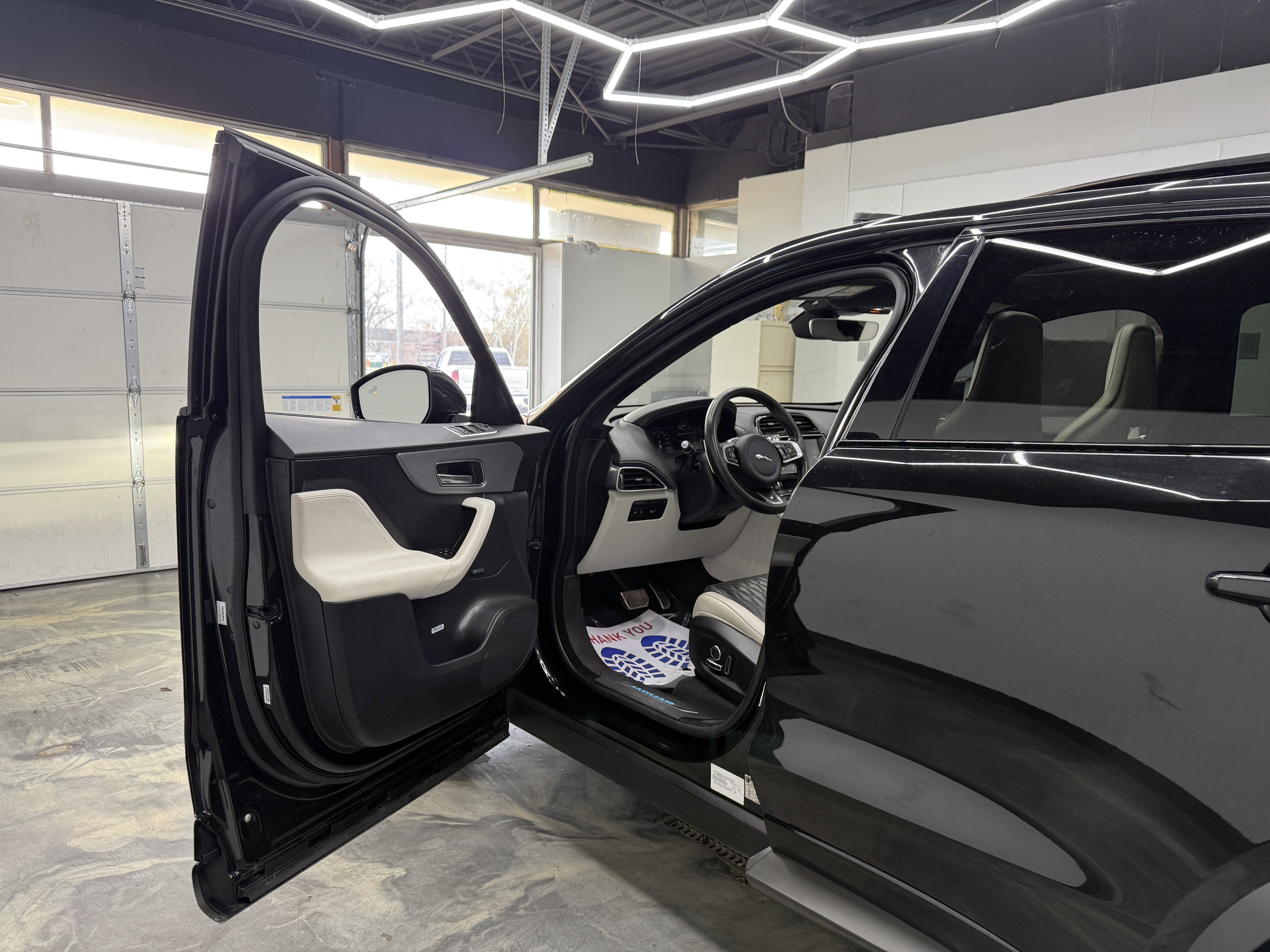 Used 2020 Jaguar F-PACE SVR image 9