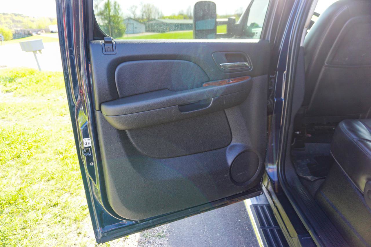 Used 2007 Chevrolet Silverado 1500 LTZ w/ Safety Package AWD/4WD image 28