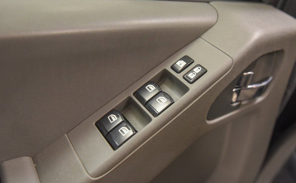 Used 2021 Nissan Frontier SV w/ Midnight Edition Floor Mats AWD/4WD image 12