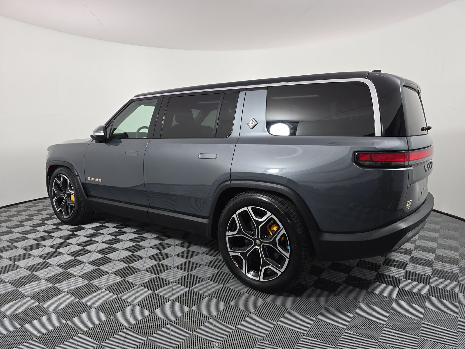Used 2024 Rivian R1S Adventure AWD/4WD image 3