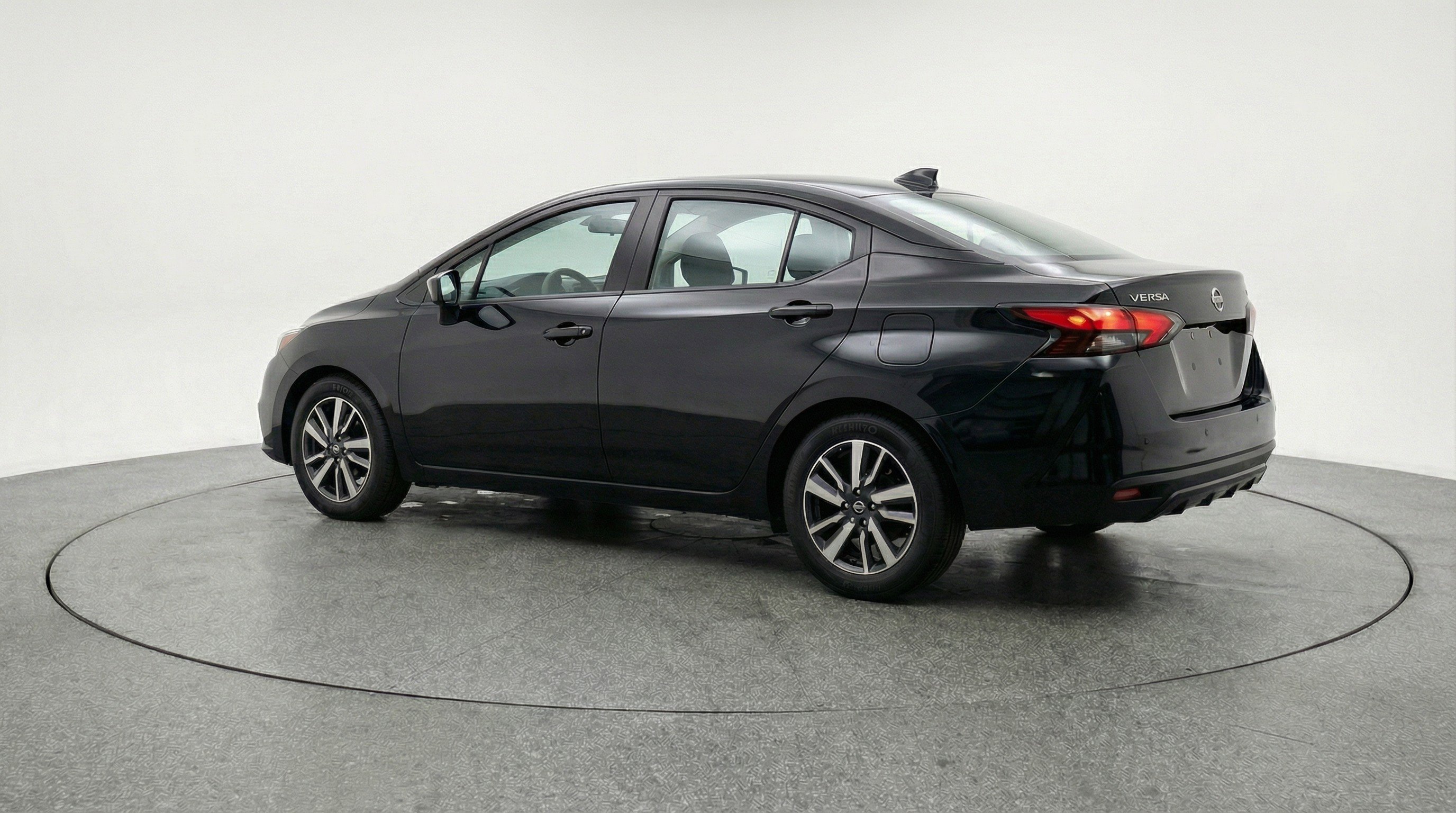 Used 2025 Nissan Versa SV image 9