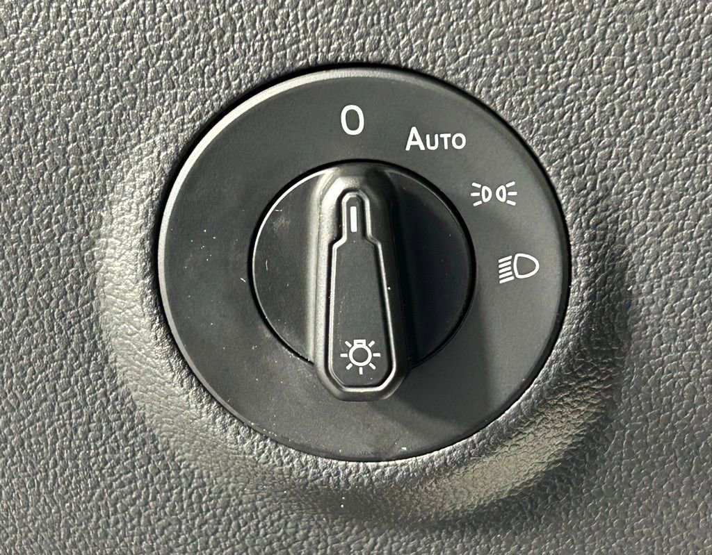 Used 2022 Volkswagen Taos SE w/ Panoramic Sunroof Package FWD image 26