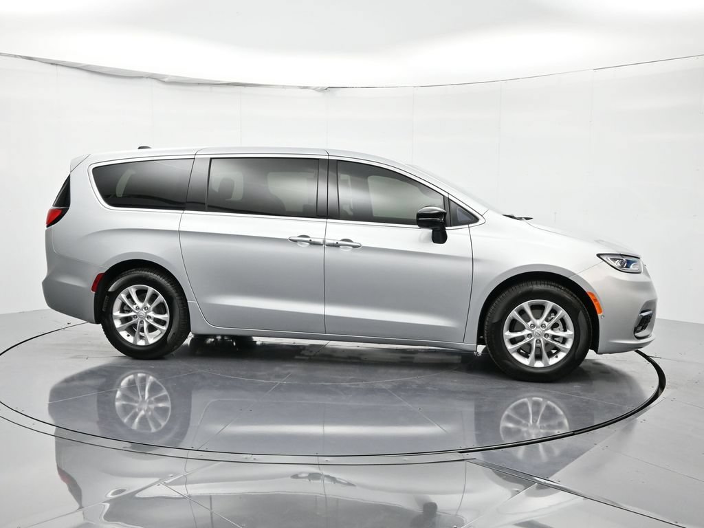 New 2026 Chrysler Pacifica Select FWD image 4