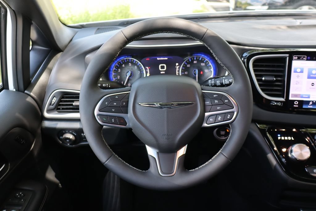 Used 2026 Chrysler Pacifica Select FWD image 17